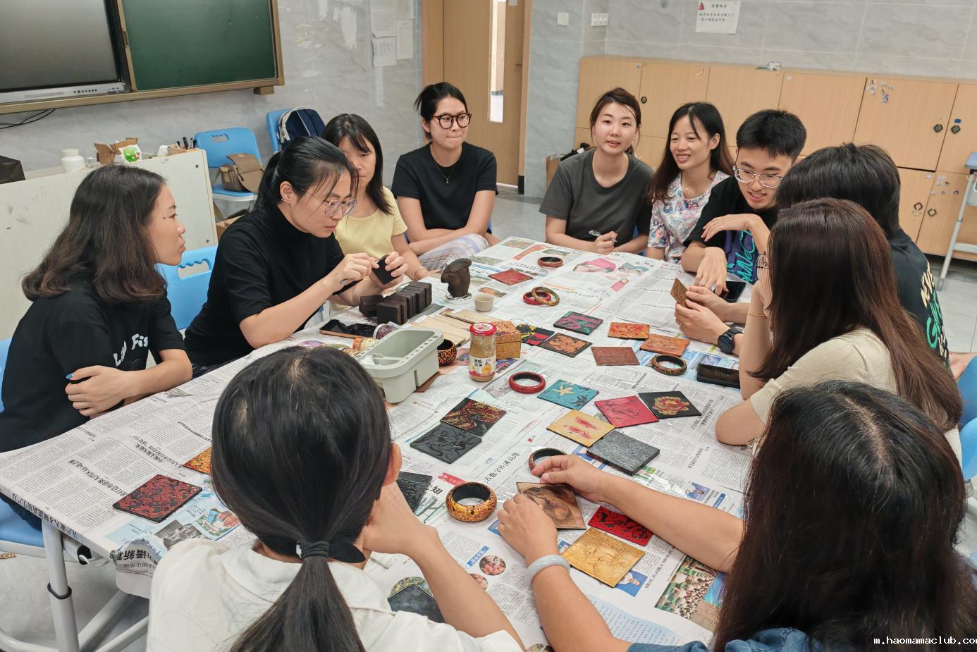 师生团队开展漆艺示范教学。